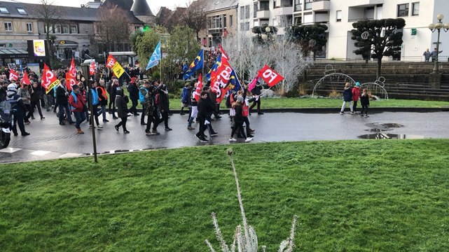 Grève du mardi 17 décembre à Dinan. Près de 700 personnes défilent dans le centre-ville