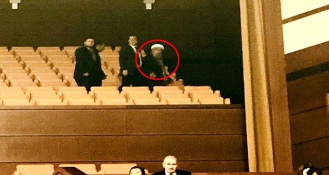 İYİ Partili Türkkan, sosyal medyadan fotoğraf paylaşıp sordu: Bu sarıklı cübbeli arkadaş kimdir?