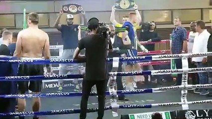 Cancelan un combate de pesos pesados tras esta caída tonta del defensor del título en pleno cuadrilátero