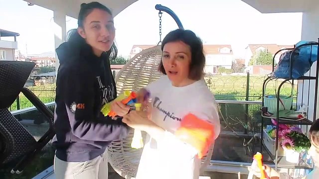 300 SU BALONUYLA SU SAVAŞ! WATER BALOON CHALLENGE ZURU BUNCH O BALOONS! Bidünya Oyuncak