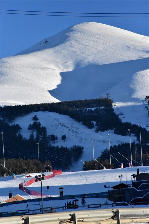 Palandöken'de, gün batımında ortaya çıkan insan silüeti vatandaşın ilgisini çekti