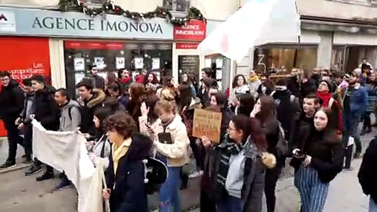 Neufchâteau : les manifestants traversent le centre-ville