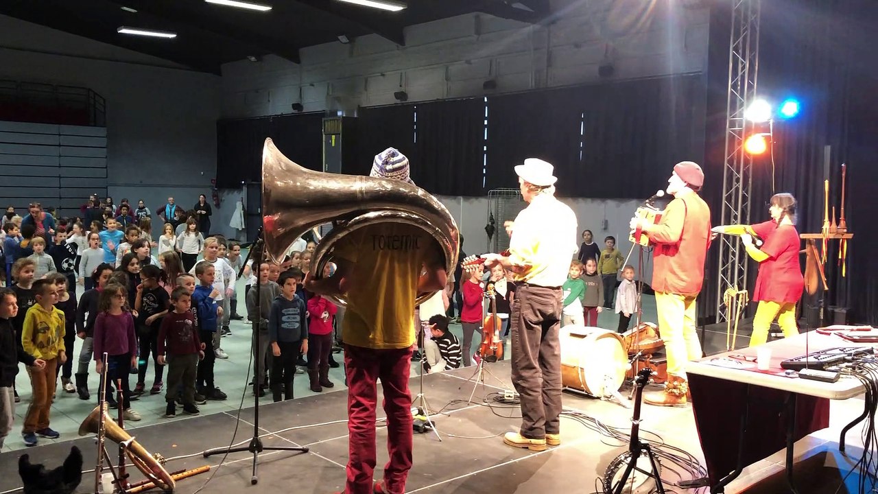 Saint-Ambroix : ambiance survoltée lors du bal des petits écoliers de la commune