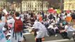 Grenoble : Attroupé devant la préfecture, tout le personnel hospitalier s’est allongé sur la route en position latérale de sécurité, scandant "Hopital en détresse, soignants en PLS", avant de clore la manifestation en chanson.