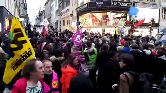 Nancy : Regroupement de plusieurs dizaines de manifestants d'extrême gauche et de gilets jaunes à l'angle des rues des ponts et saint-jean