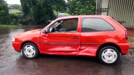 Carro se envolve em duas colisões no Bairro Parque São Paulo