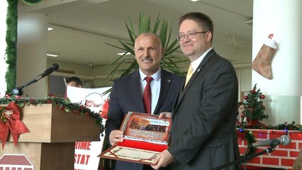 Gjimnazi i Gjakovës e shpall “Mik Nderi” ambasadorin Nicholas Abbott-Lajme