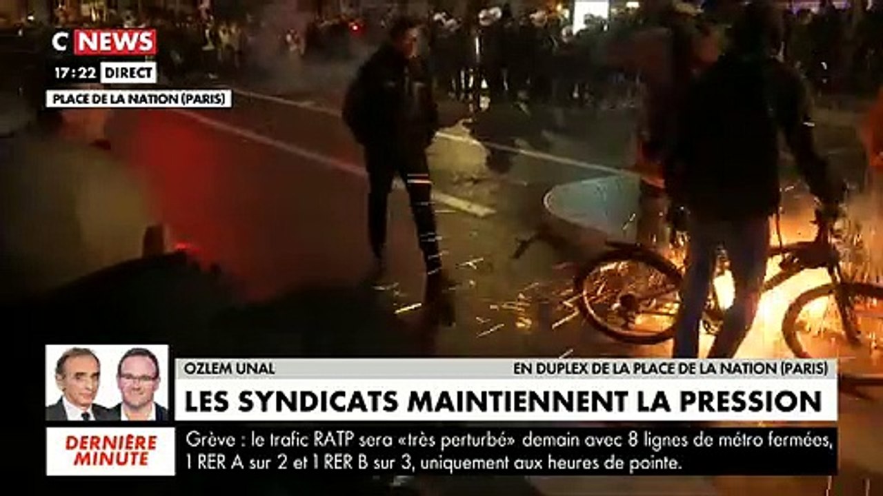 Manifestation à Paris - Une équipe de journaliste de Cnews touchée en plein direct vers 17h30 par des projectiles - Regardez la séquence impressionnante