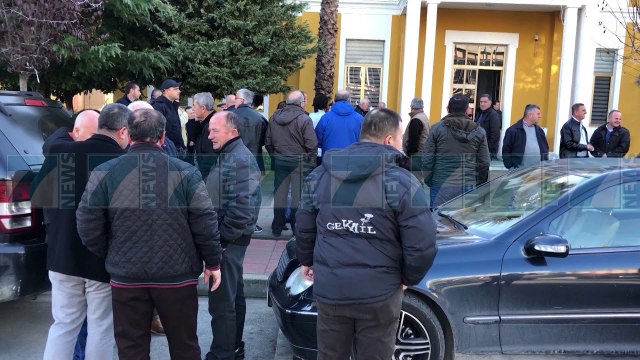 NAFTETARET NE FIER SERISH NE PROTESTE, PA PUNE PREJ SHTATORIT - News, Lajme - Kanali 7