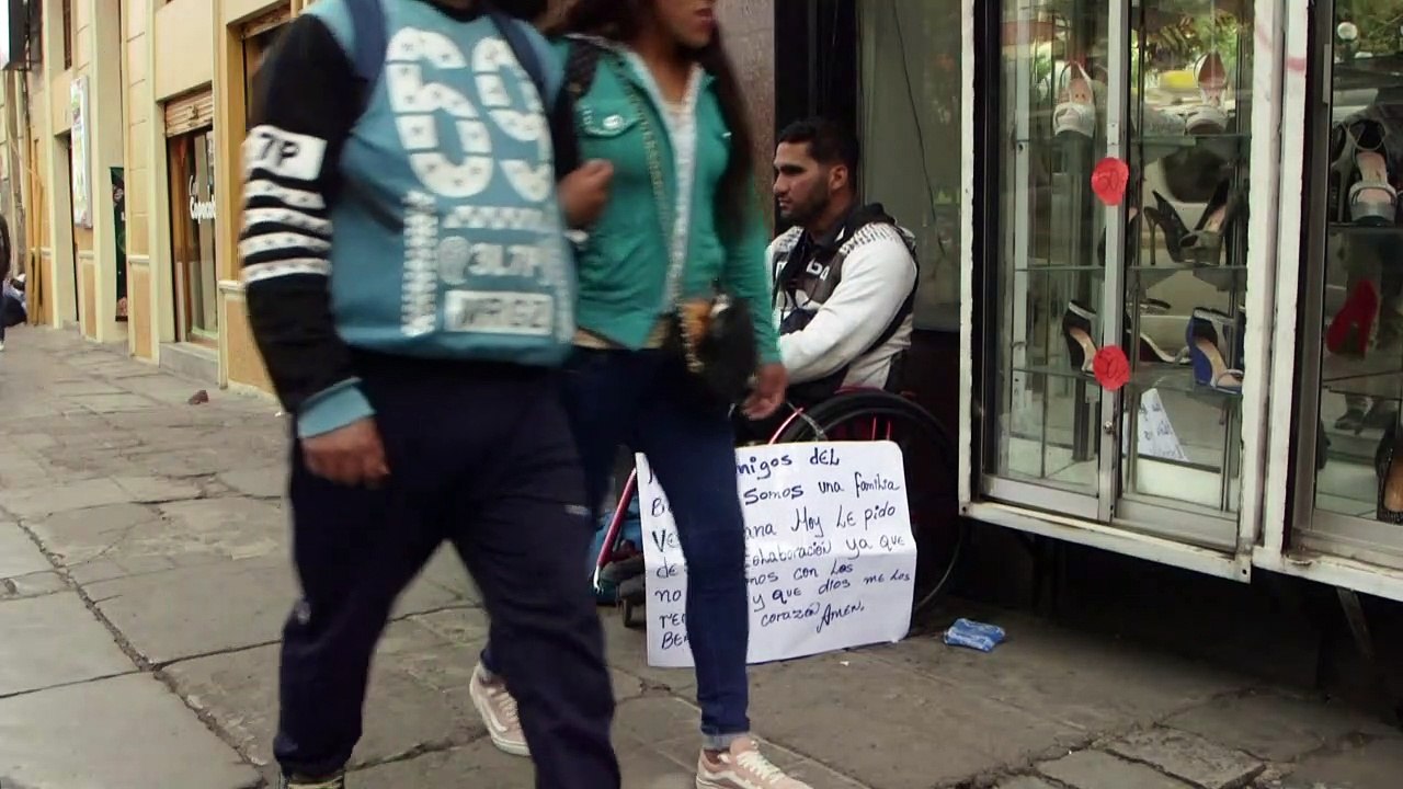 Venezuelanos mendigam na Bolívia