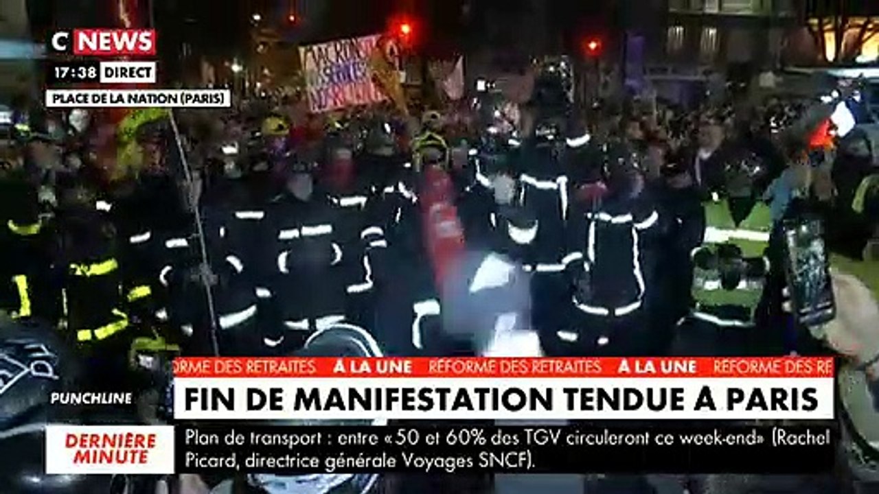 Manifestation à Paris: L'image surprenante de plusieurs dizaines de pompiers qui manifestent aux côtés des grévistes sous les applaudissements