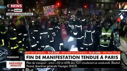 Manifestation à Paris: L'image surprenante de plusieurs dizaines de pompiers qui manifestent aux côtés des grévistes sous les applaudissements