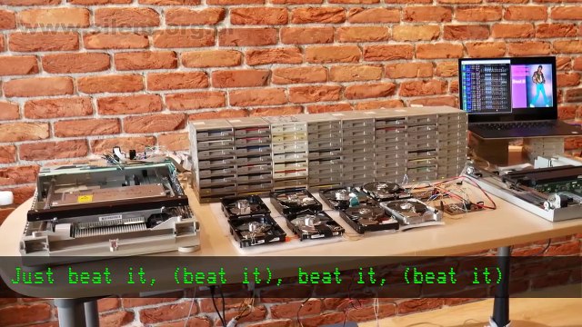 La chanson de Michael Jackson Beat it jouée par des disques durs et disquettes