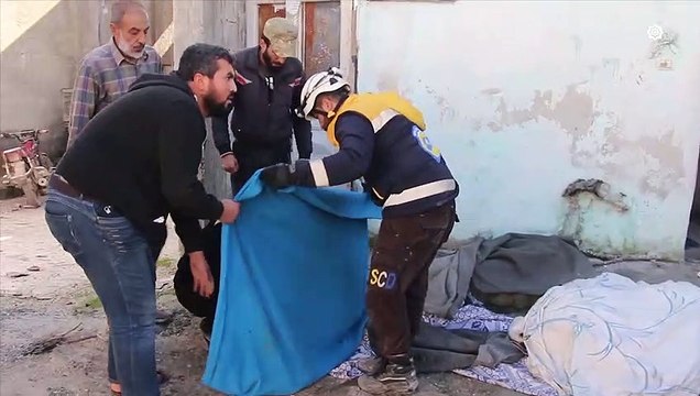 لحظات مؤلمة لعنصر من الدفاع المدني ينتشل جثامين عائلته من تحت الأنقاض ثم يودعهم