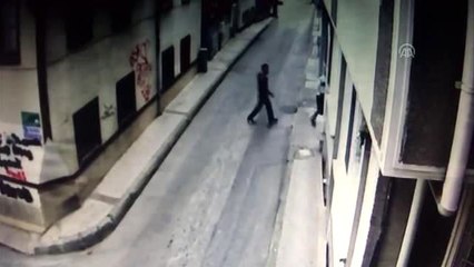 Bebek arabası ve bisiklet hırsızlığı güvenlik kamerasına yansıdı