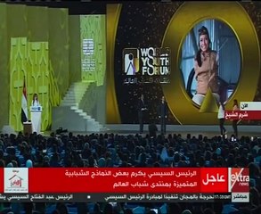 الرئيس السيسى يرافق أول طيارة بدون ذراعين إلى مقعدها