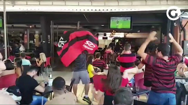 Torcedores do Flamengo comemoram gol no Triângulo das Bermudas