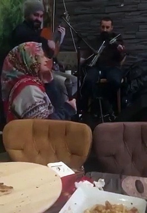 Çoğu Yeni Yetme Popçudan Daha Güzel Bir Sese ve Yoruma Sahip Hanım Ablamız
