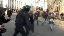 Enfrentamientos entre opositores y policía frente al Parlamento ucraniano por una polémica medida del Gobierno