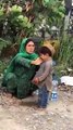 Kötü Şartlar Altında Yaşayan İnsanları Fotoğraflamak İsterken Bir Annenin Naif İsteği “Önce Yüzünü Yıkayayım Sonra Çekin” Ana Yüreği