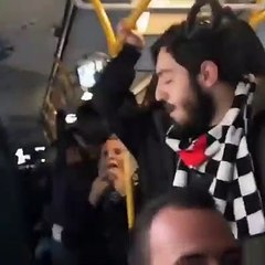 Ortamda hiç yabancılık çekmeden ekibe dahil olan teyze