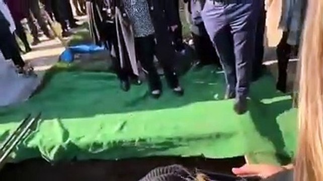 İrlandalı bi adam cenazesi için önceden komik kayıtlar bırakmış: ‘Beni buradan çıkarın, burası aşırı karanlık. Kahretsin neredeyim ben? Bu duyduğum rahip mi?”