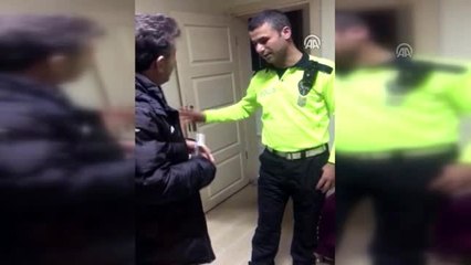 Trafik polislerince uygulama bölgesinde bulunan 10 bin lira sahibine teslim edildi