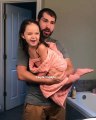 Baba ve kızının banyo sonrası eğlencesi