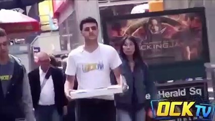 Mira como reacciona este mendigo cuando un chico le pide un trozo de pizza