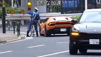 Policía japonés en bicicleta atrapa a un Lamborghini tras saltarse un semáforo