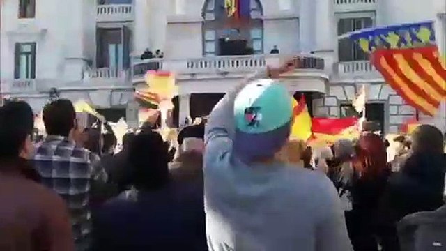 El pollo de colores en la cabalgata de las 'Magas Republicanas' valencianas: ¡Fulanas!