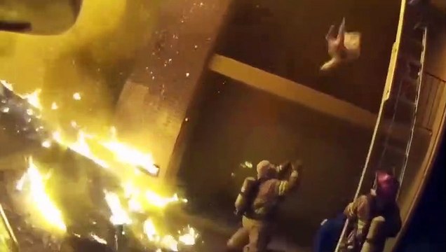 ¡Impresionante!: Este bombero atrapa con sus brazos a una niña que caía de un balcón en llamas