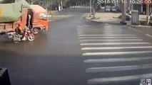 Este motorista se libra por los pelos de morir aplastado por la carga de un camión