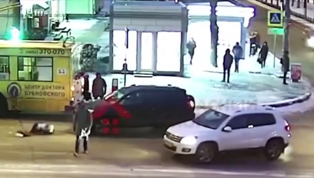 Mujer rusa es atropellada por un coche pero sigue caminando como si nada