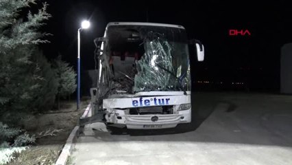 Yolcu otobüsü kamyonla çarpıştı 1'i ağır 10 yaralı - 2
