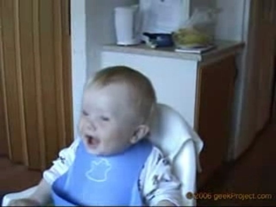 бебе се смее