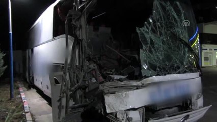 Yolcu otobüsü ile kamyon çarpıştı: 10 yaralı