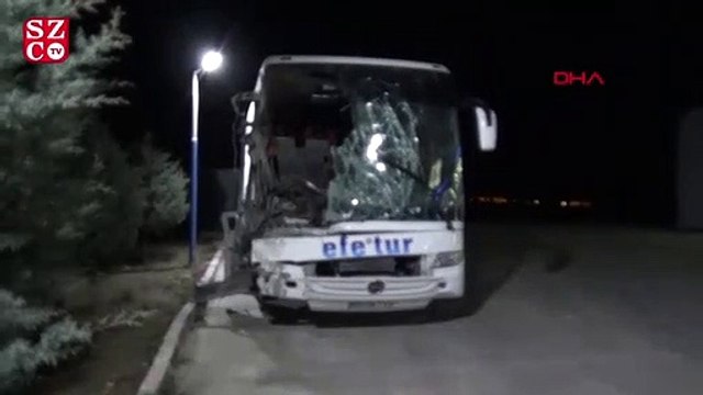 Otobüs kamyona arkadan çarptı