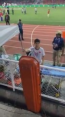 Trọng Hùng đi xin cup vàng bằng giấy của fan