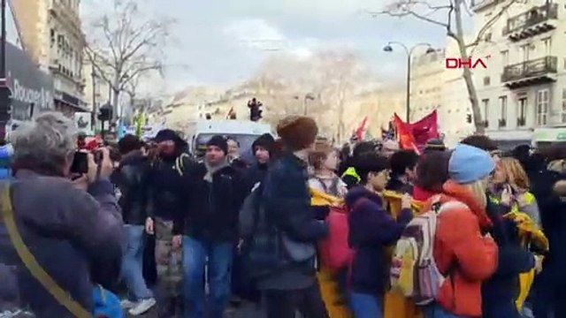 Fransa´da genel grev sürüyor: Polisten biber gazıyla müdahale