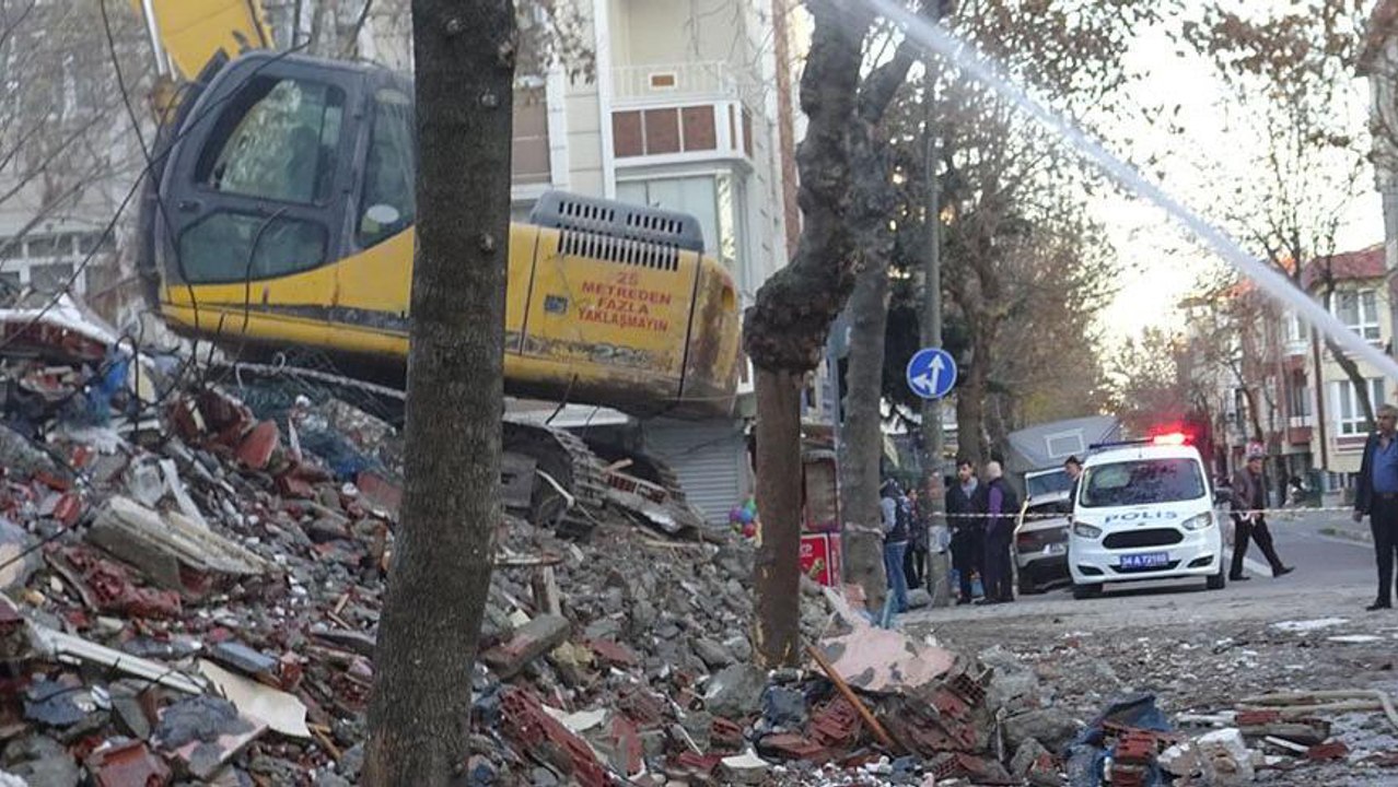 Hasarlı binayı yıkan kepçe sağlam eve girdi