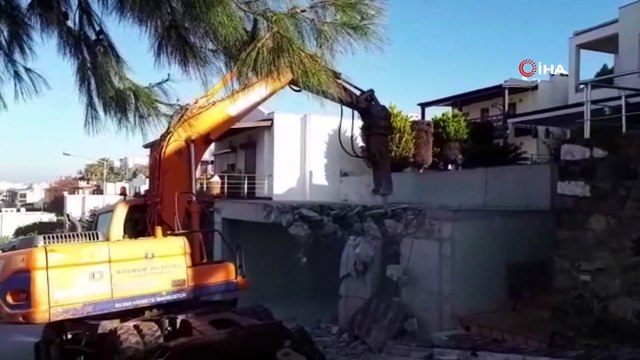 Bodrum’da imara aykırı yapıların yıkımı sürüyor