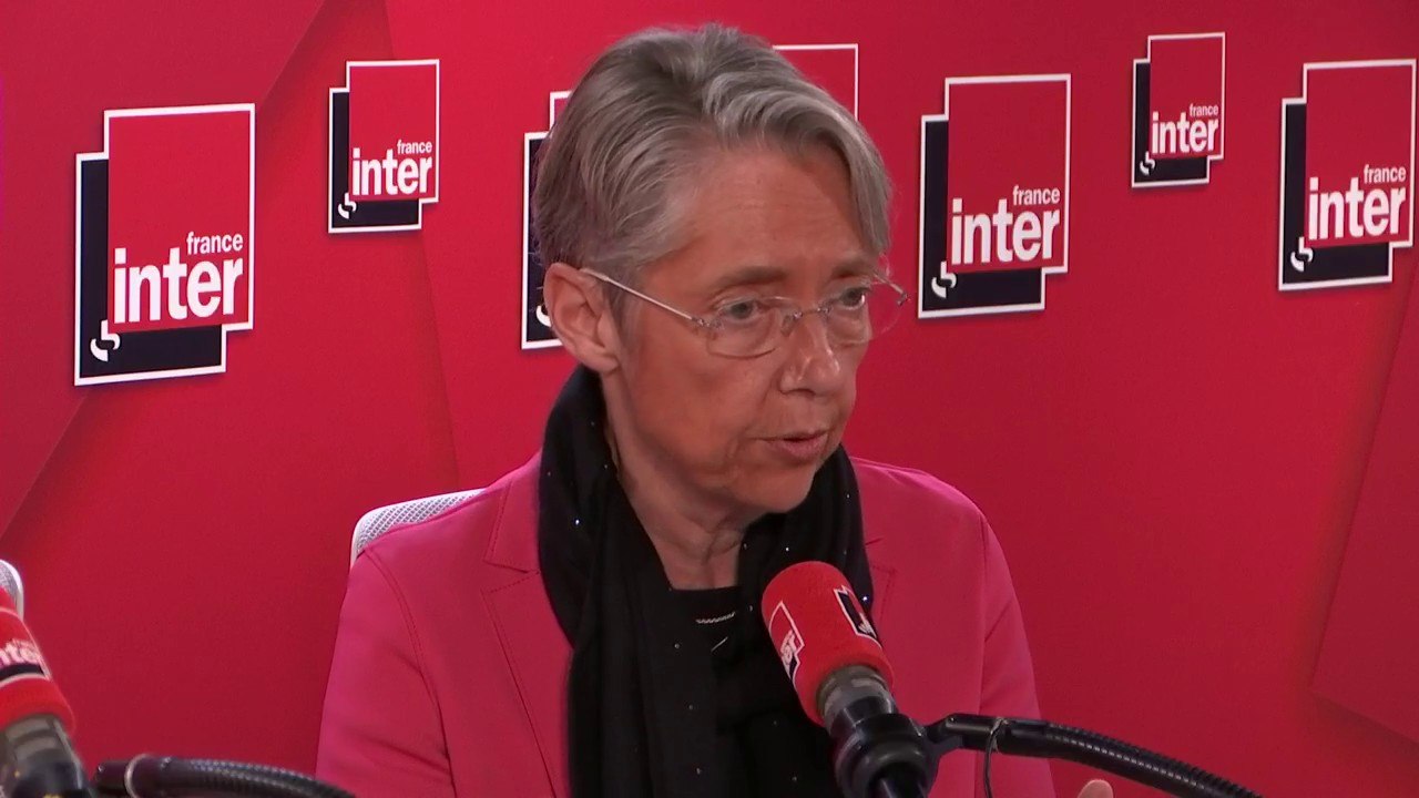 Pour les vacances de Noël, à la SNCF, Élisabeth Borne, Ministre de la Transition écologique et solidaire, assure que  "850 000 billets ont été vendus, il y aura 850 000 places"