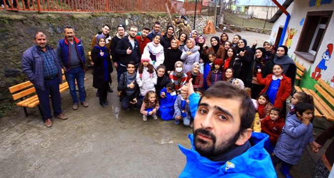 Öğrenciler, harçlıklarını biriktirip Şehirlerimiz ayrı, gönüllerimiz aynı diyerek köy okulunu baştan aşağıya yeniledi