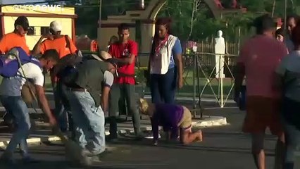 شاهد: المؤمنون الكاثوليك يتضرعون إلى القديس سان لازارو على ركبهم بمناسبة أعياد الميلاد