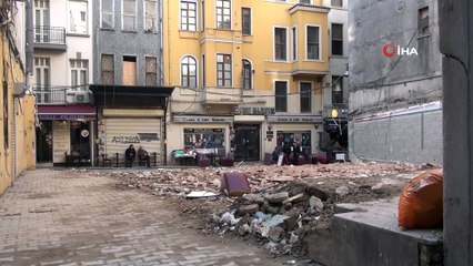 Beyoğlu'nda tarihi bina tamamen yıkıldı