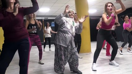 82 yaşındaki kadın geliniyle dans kursuna gidiyor - AYDIN