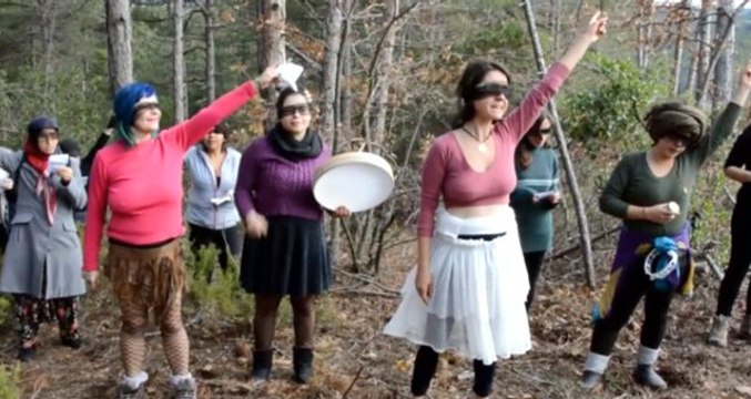 Kadınlar, Kaz Dağları'ndaki altın madeni kazısına Las Tesis eylemiyle tepki gösterdi