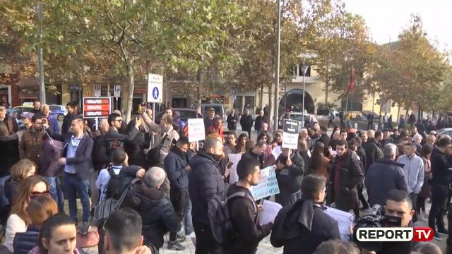 Report TV - Sot miratohet paketa anti shpifje, gazetarë dhe aktivistë në protestë para Kuvendit