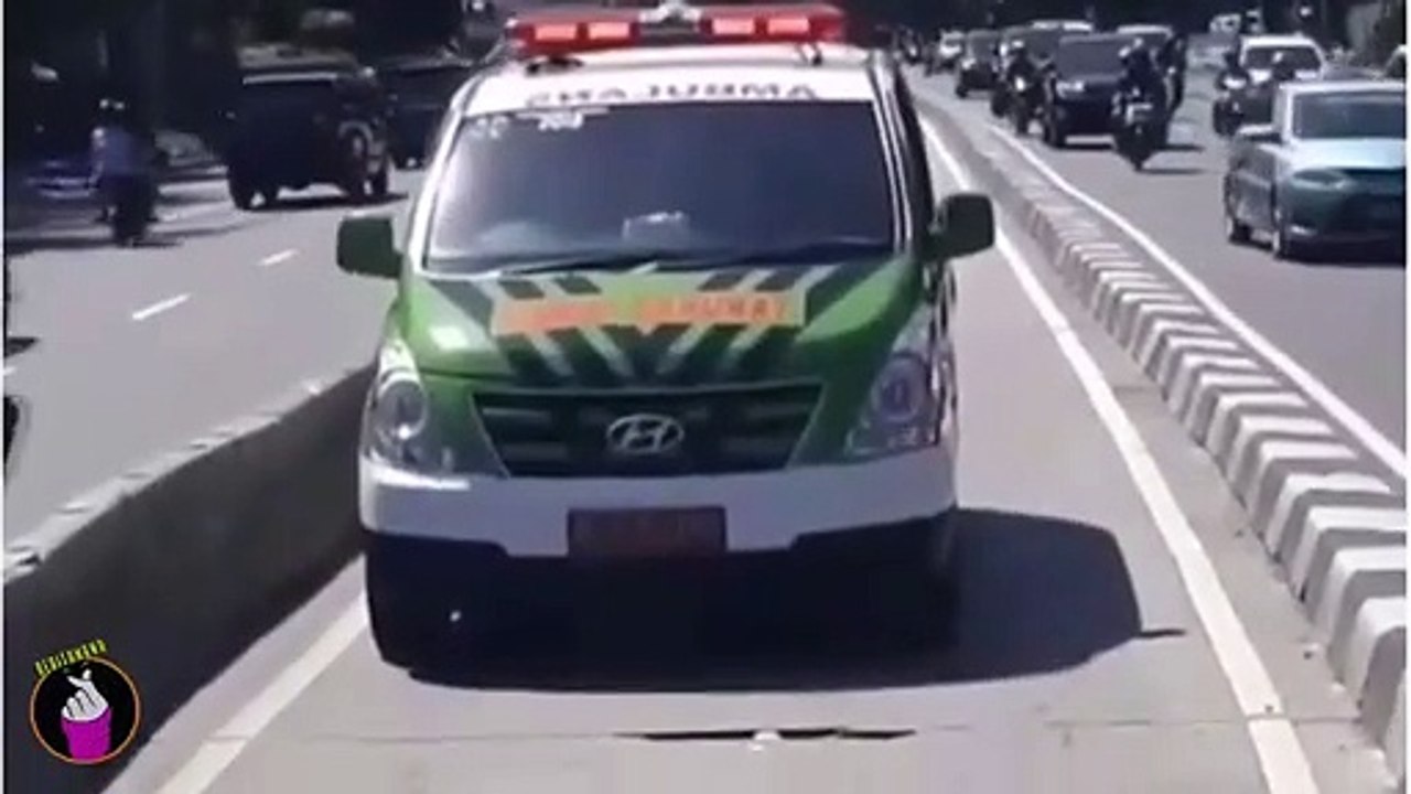 Ambulance Gila! Nekat Masuk Ke Jalur Bus Away Lihat Yang Terjadi Selanjutnya.